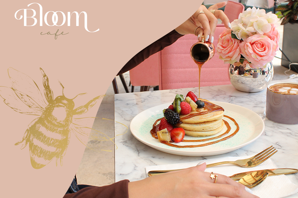 Mesa con hot cakes y café en Bloom Café